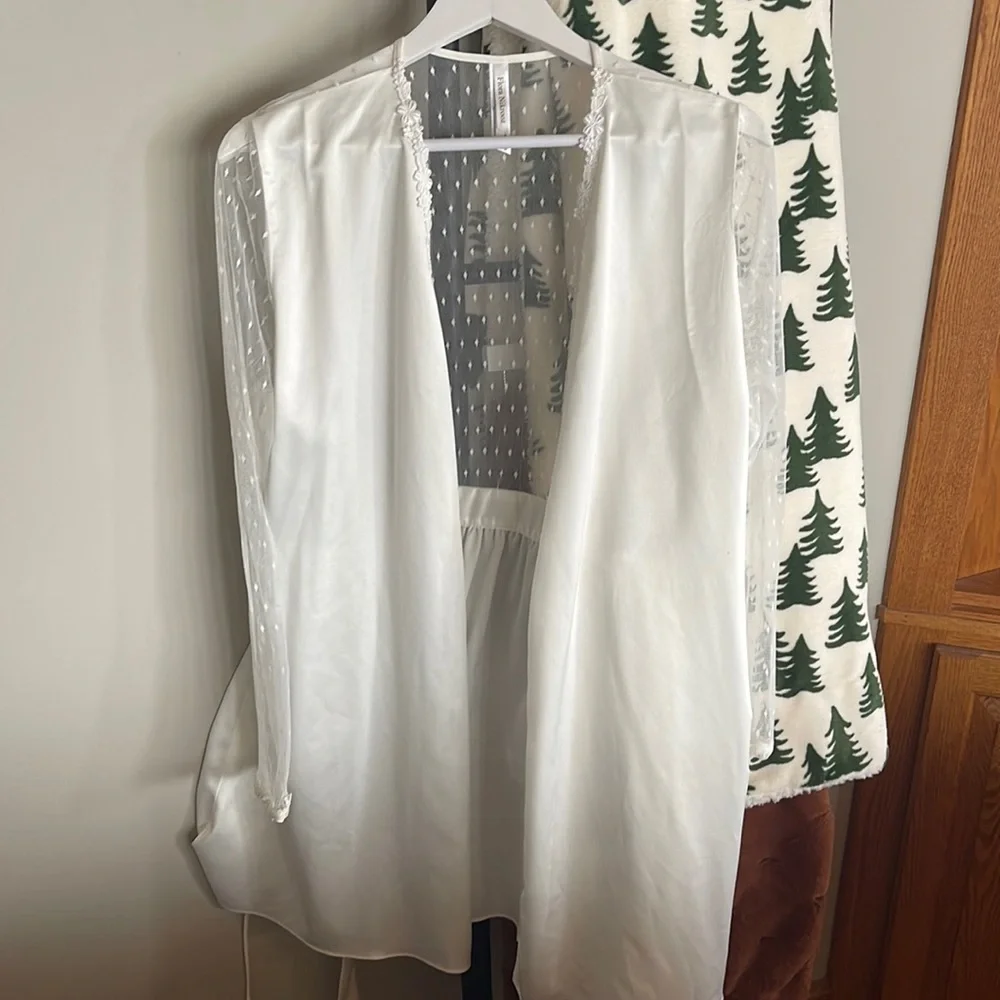 Viral Getting Ready Robe - Picture 1 of 6